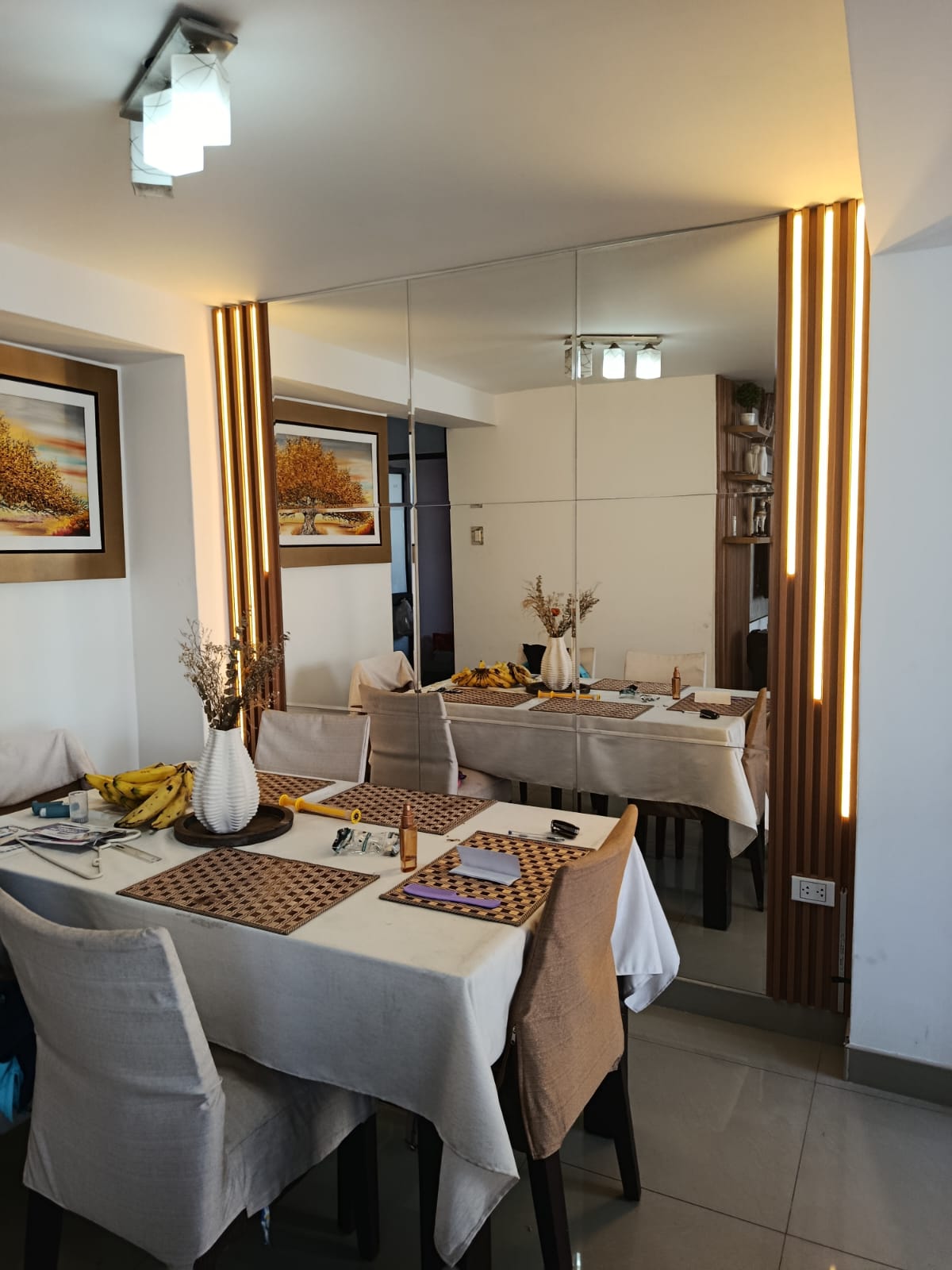 Después — comedor Chosica con espejo y wall panels LED