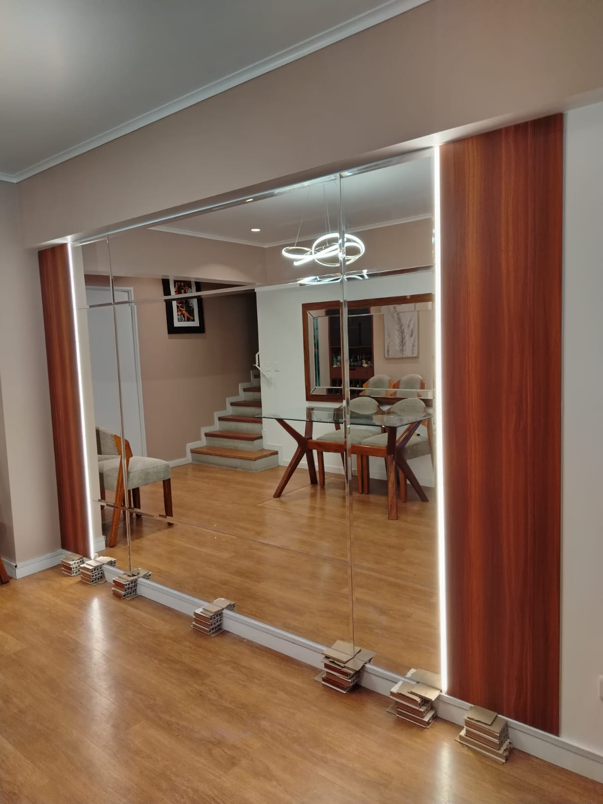 Espejo cuadrícula con wall panels roble oscuro y LEDs laterales