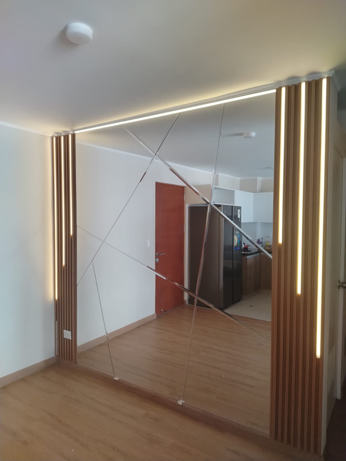 Espejo mosaico diagonal con wall panels de roble y tiras LED