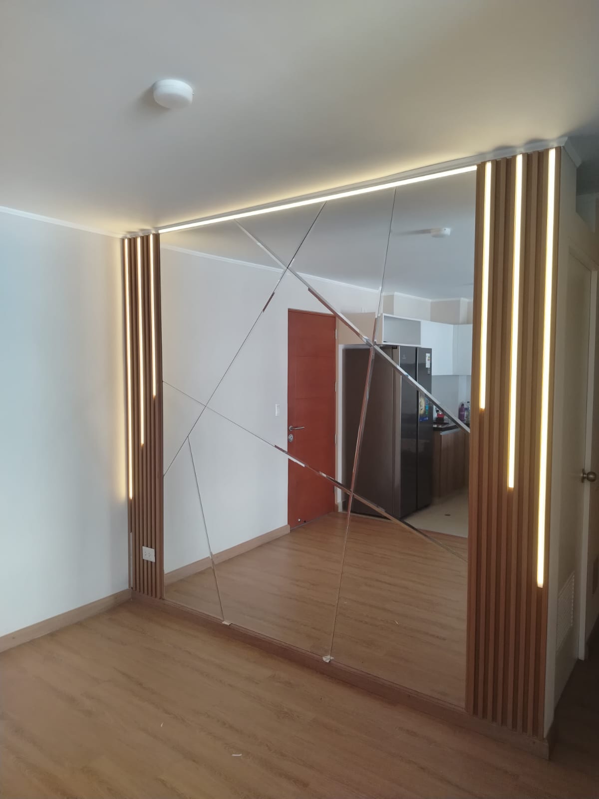 Detalle espejo mosaico y wall panels con LED