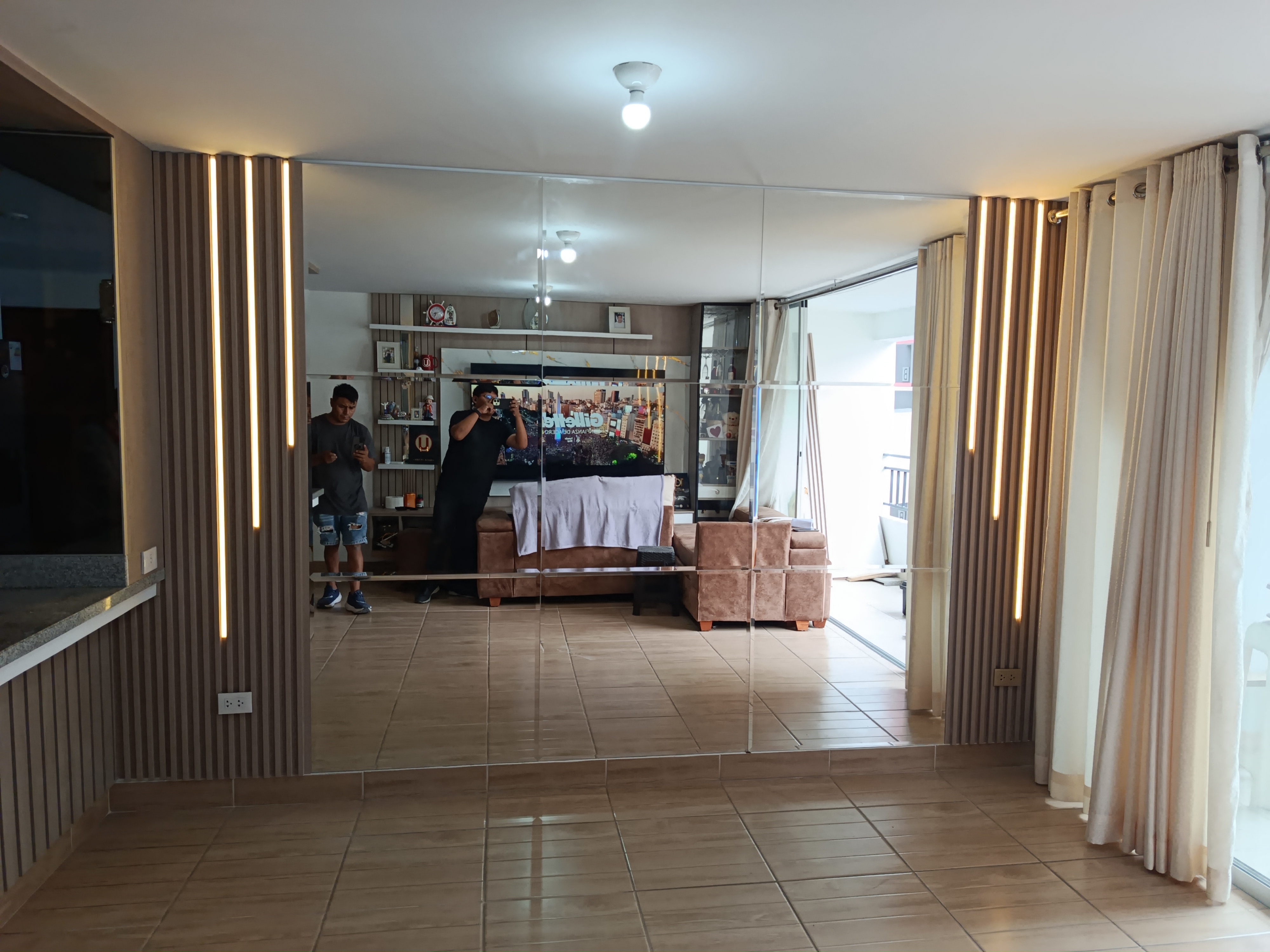 Sala espejo cuadrícula con wall panels y LEDs encendidos