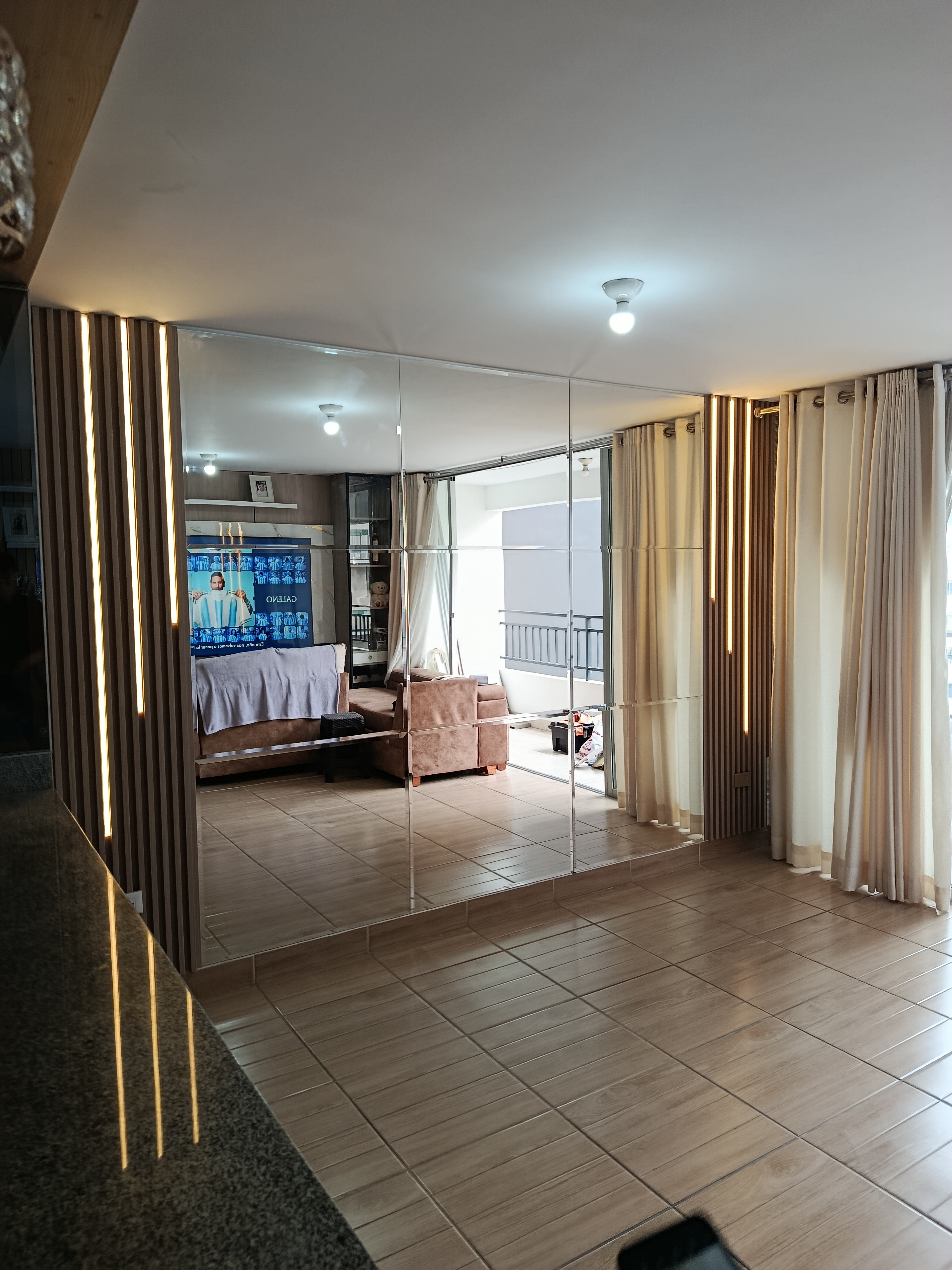 Sala con espejo cuadrícula 3×3 y wall panels listones con LED cálido