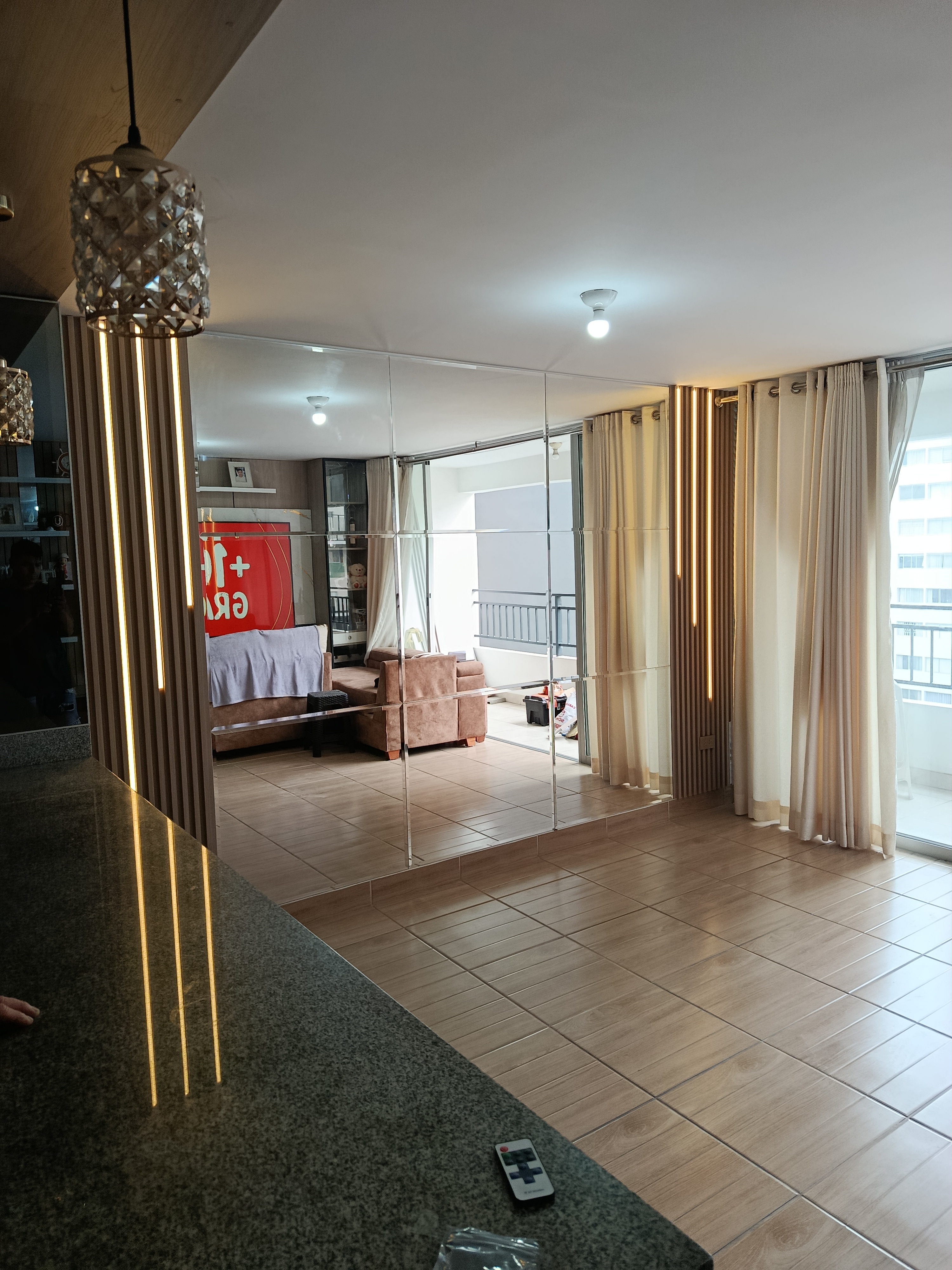 Detalle wall panels y tiras LED