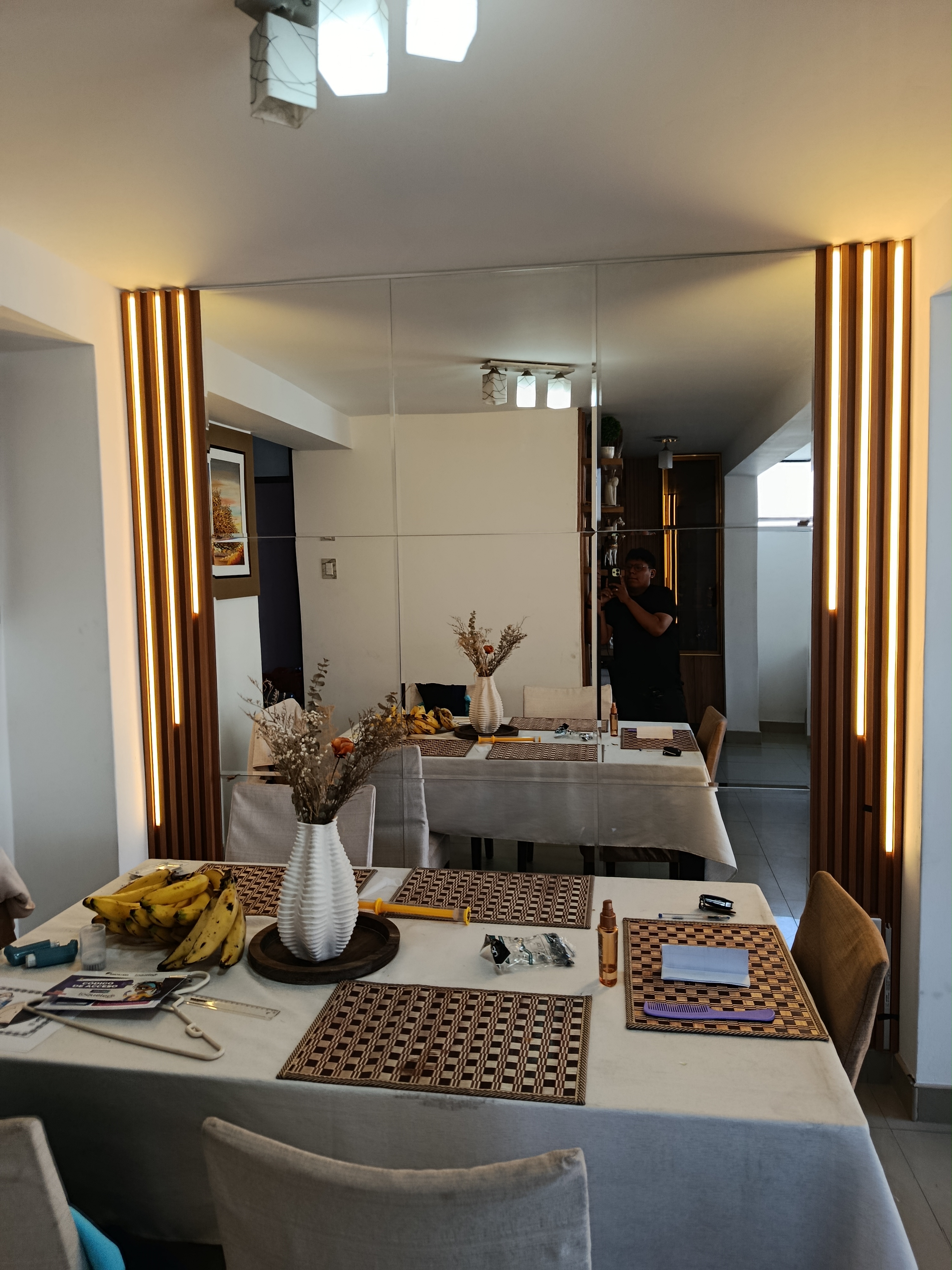 Comedor espejo cuadrícula con wall panels y LED