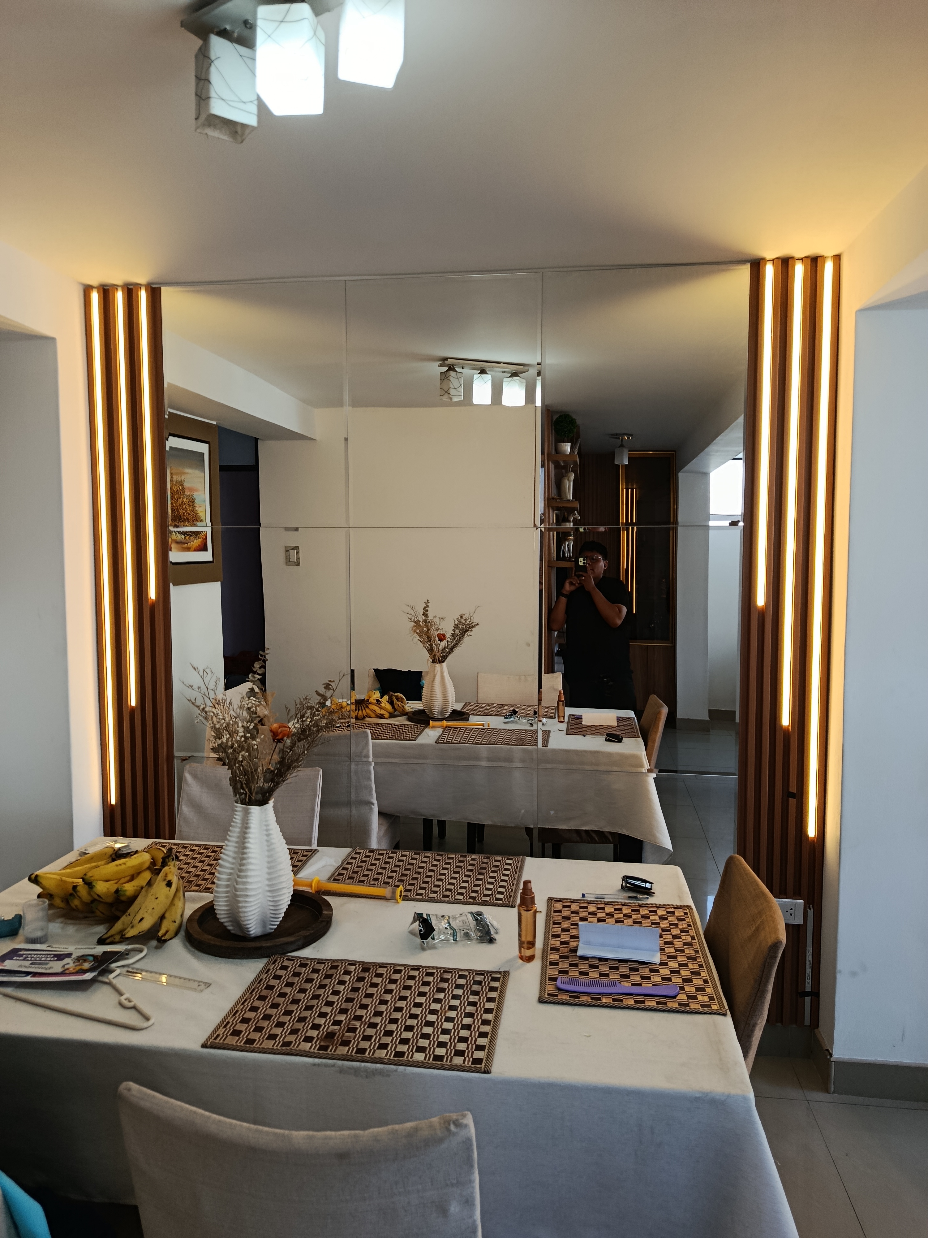 Vista comedor espejo y listones iluminados