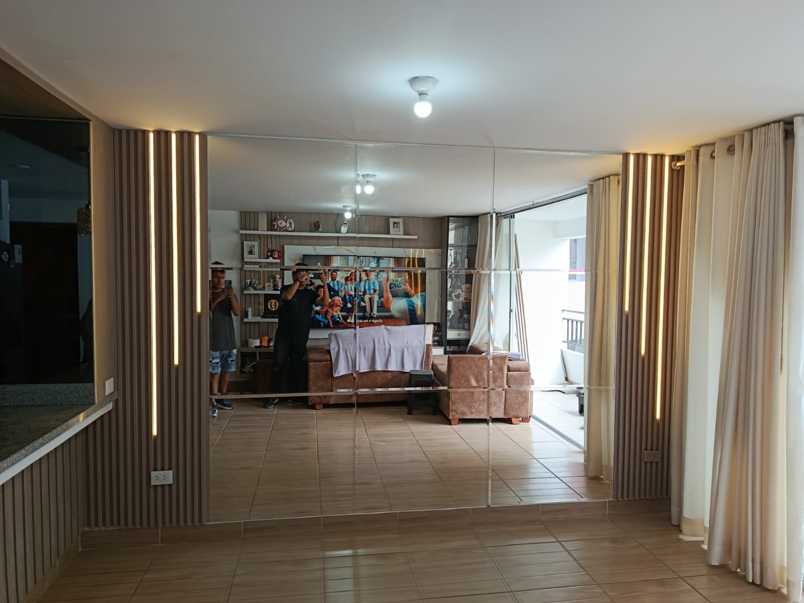 Después — sala de estar con espejo cuadrícula, wall panels y LEDs